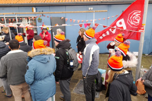 De PvdA deelt warmte uit op koud surfstrand