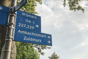 https://almere.pvda.nl/nieuws/pvda-teleurgesteld-weer-geen-extra-sociale-huurwoningen/Straatbord Ambachtsmark Almere Haven